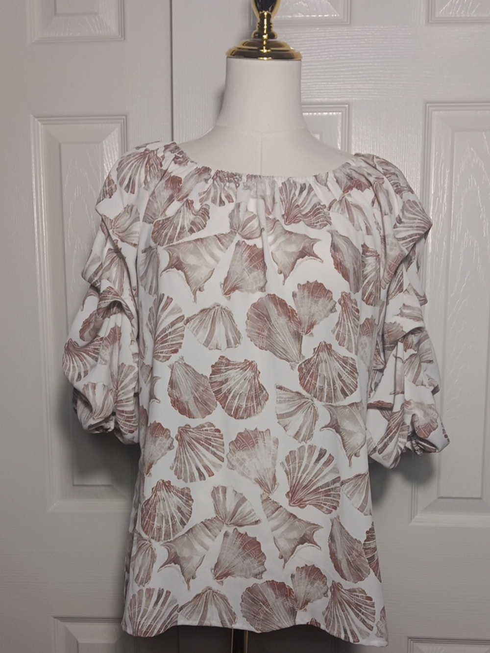 NWT Above & Beyond Seashell Print Ruffle Puff Sleeve Blouse Size Small